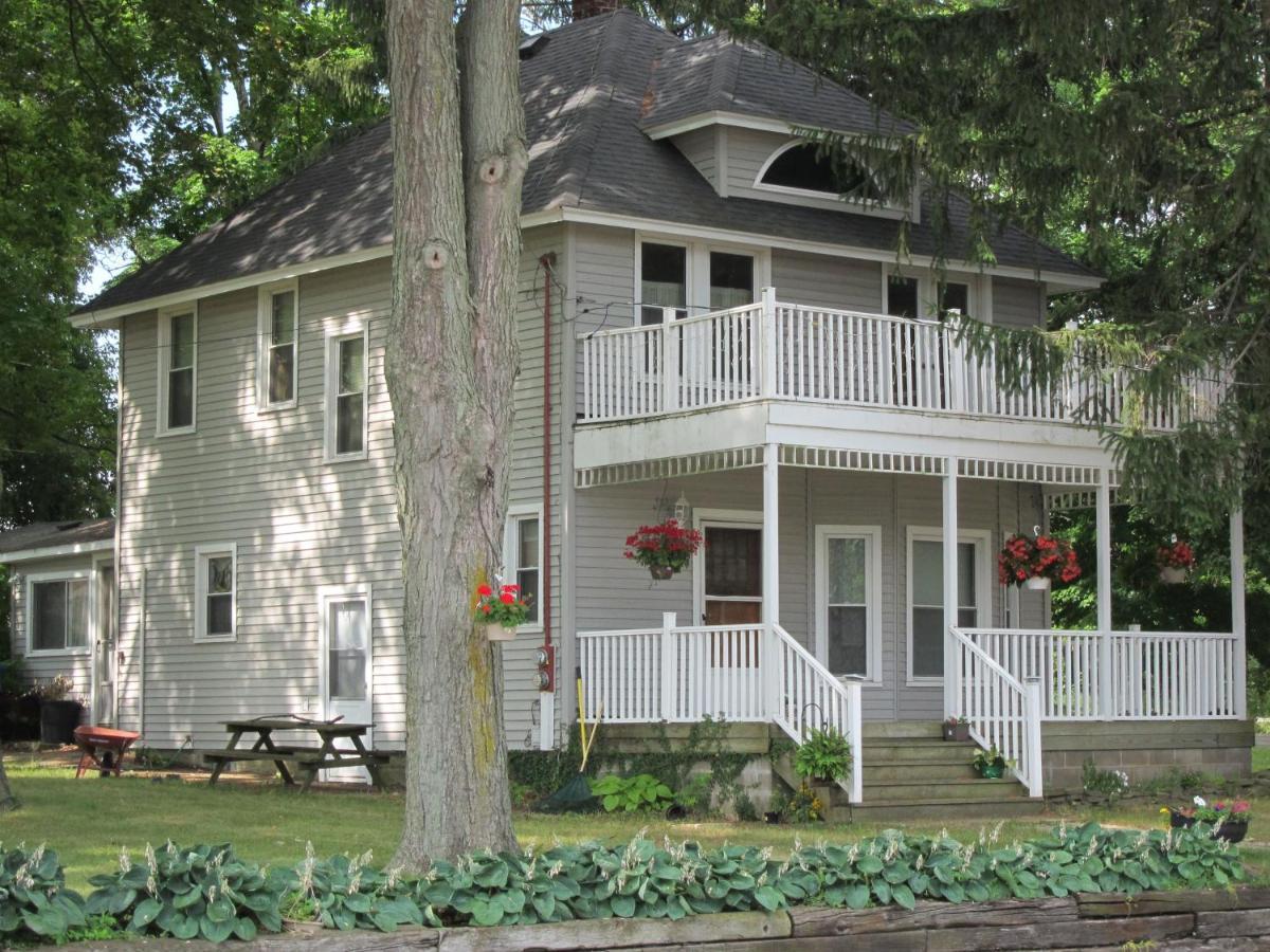 Devil'S Lake Inn And Devil'S Lake Inn Too Manitou Beach Exterior foto
